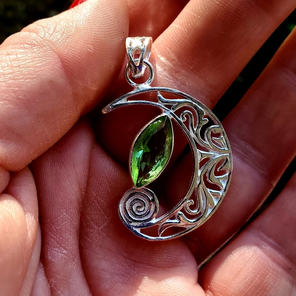 New Tsavorite Silver Crescent Moon Pendant. - Picture 3 of 15